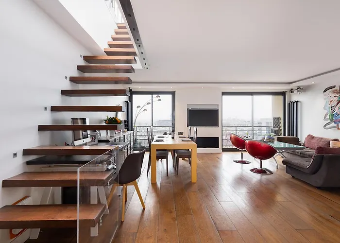 Floor With Eiffel Tower View And Roof アパート