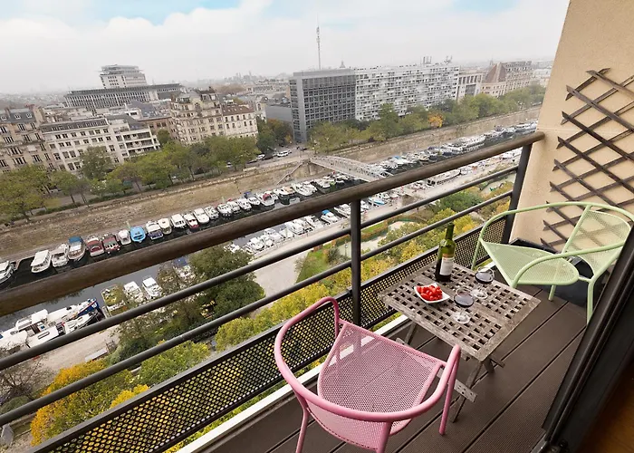 Floor With Eiffel Tower View And Roof パリ