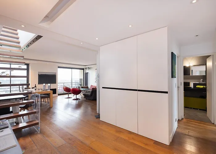 Floor With Eiffel Tower View And Roof * パリ