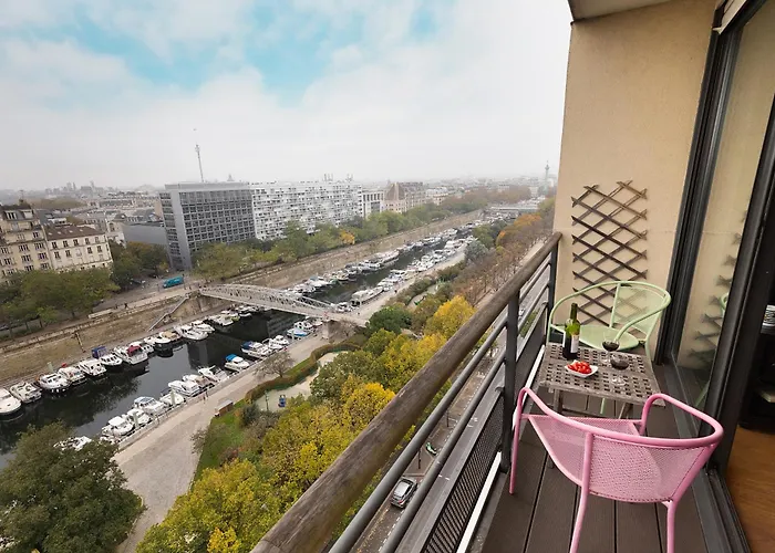 Floor With Eiffel Tower View And Roof アパート