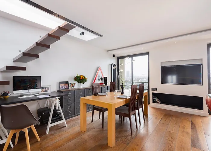 Floor With Eiffel Tower View And Roof アパート *