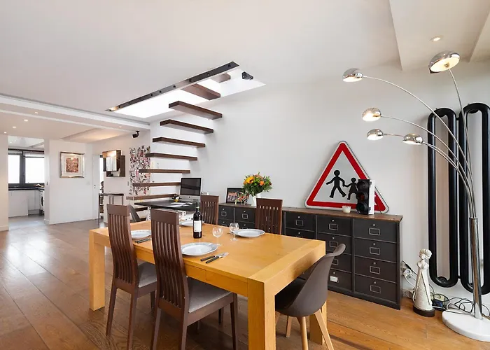 Floor With Eiffel Tower View And Roof パリ