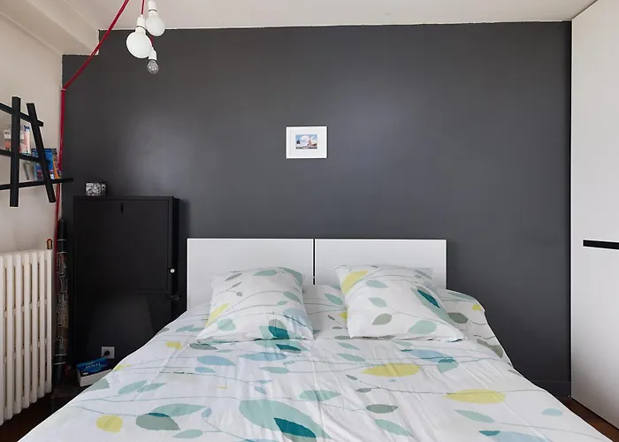 Floor With Eiffel Tower View And Roof アパート