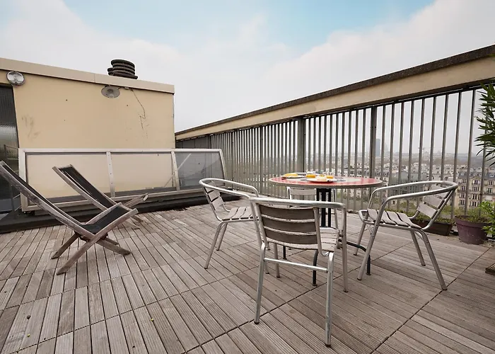 Floor With Eiffel Tower View And Roof パリ