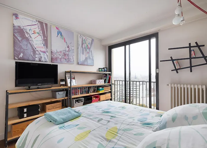 Floor With Eiffel Tower View And Roof * パリ