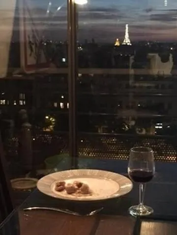 Floor With Eiffel Tower View And Roof París